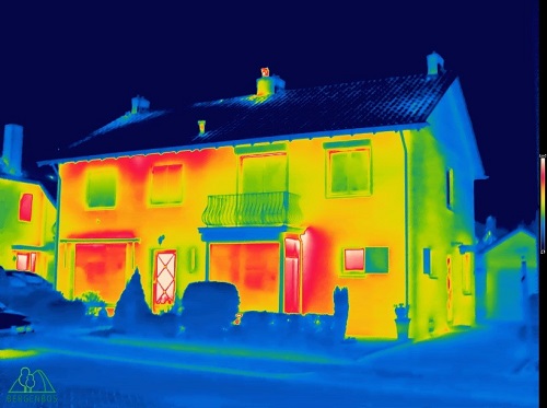 huis met lek kozijn thermogram